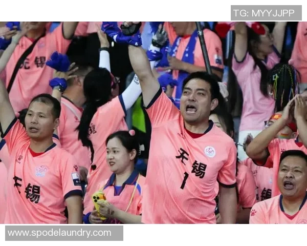 足球明星与爱妻携手共度幸福时光展现甜蜜生活的真实瞬间 足球明星与爱妻携手共度幸福时光展现甜蜜生活的真实瞬间