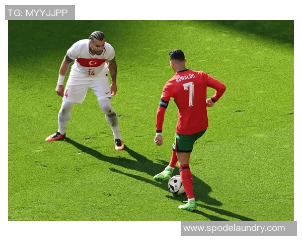 足球明星意外曝光私密照片引发热议球迷反应各异 足球明星意外曝光私密照片引发热议球迷反应各异