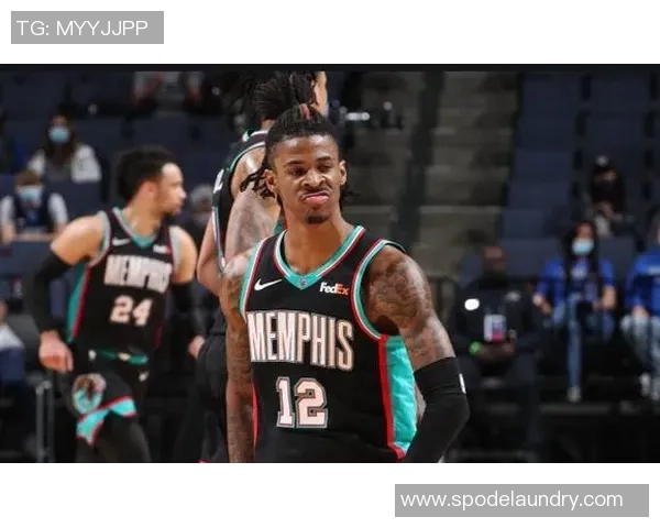 足球明星挑战极限模仿莫兰特的精彩瞬间引发热议