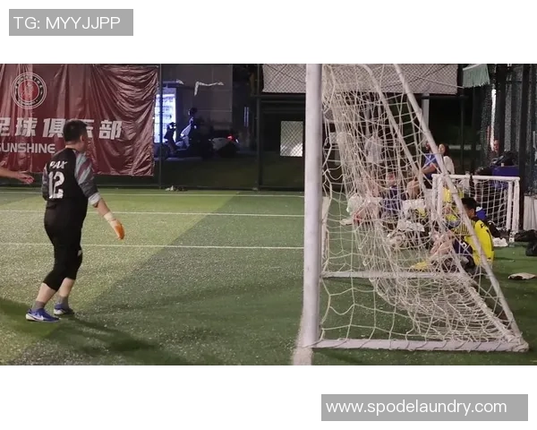 足球明星瞬间定格精彩瞬间展现球场魅力与激情的完美画面 足球明星瞬间定格精彩瞬间展现球场魅力与激情的完美画面