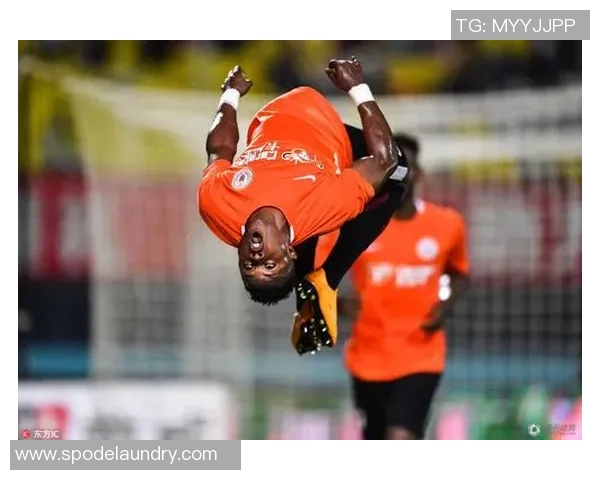 足球明星逆天弹跳展现惊人飞跃能力引发全球瞩目与赞叹